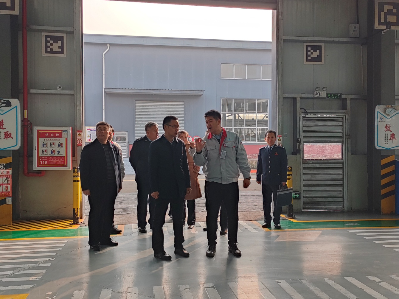 临汾市税务局党委书记、局长张锁林一行莅临我司调研非凡国际平台